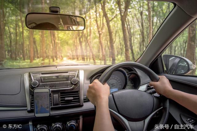 驾驶室看车轮位置图解？坐在车里如何判断车轮位置