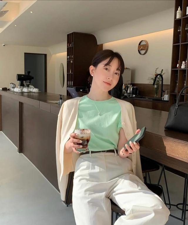 春季时尚女装搭配？春天适合穿的衣服搭配