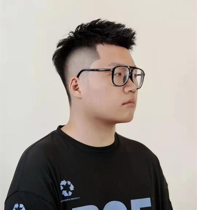 男生适合的发型图片大全？推荐6种精干的短发