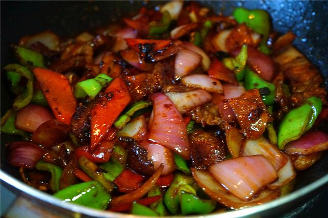 川菜回锅肉详细做法？回锅肉怎样炒好吃