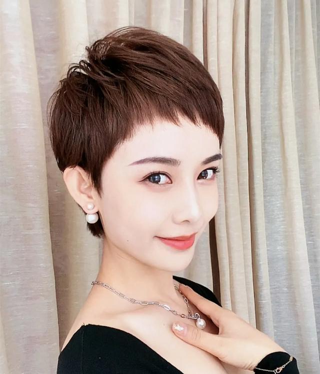 新潮短发发型女图片？最新款时尚超短发