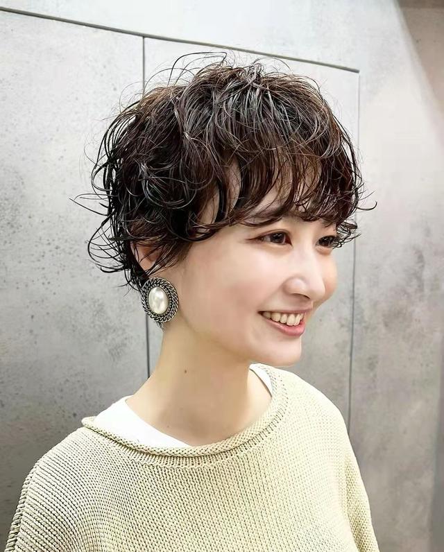 纹理烫发型图片女？减龄短发烫卷发型图片