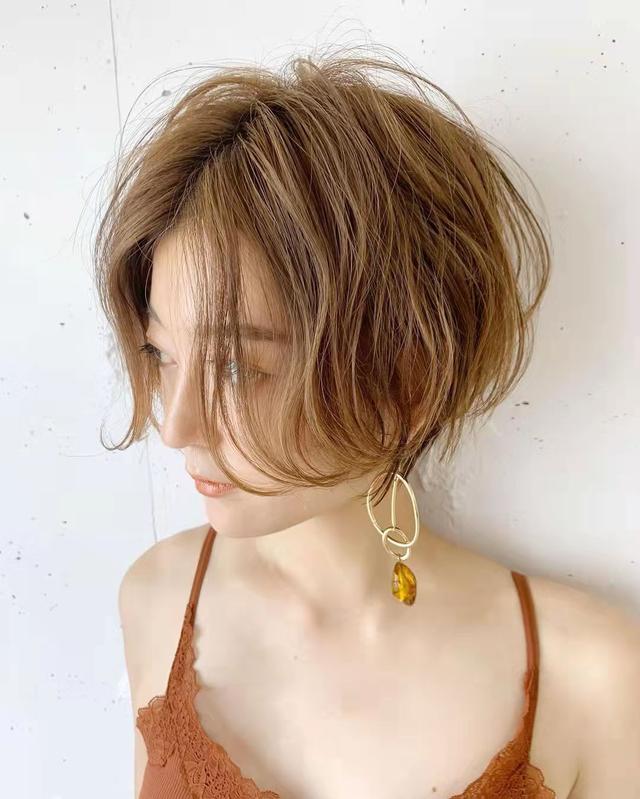 纹理烫发型图片女？减龄短发烫卷发型图片