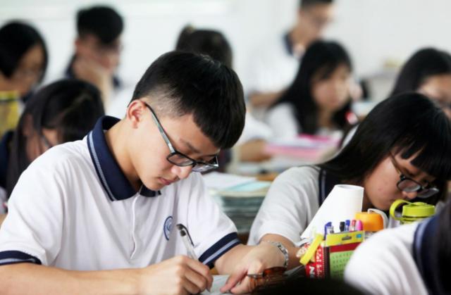 中学生发型图片男生？男生的发型标准帅气