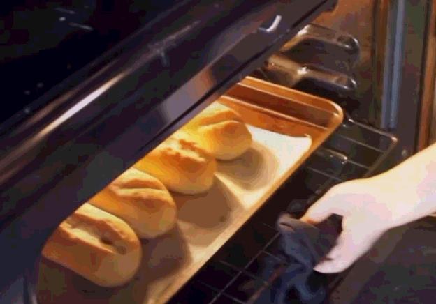 如何烤面包？烤面包外酥里嫩的做法
