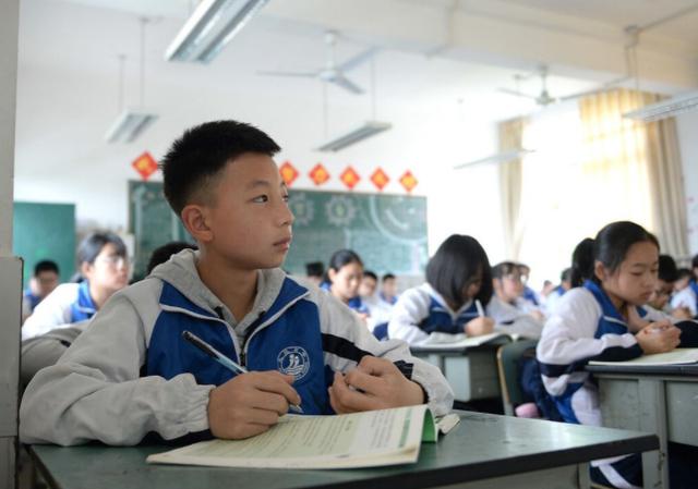 中学生发型图片男生？男生的发型标准帅气