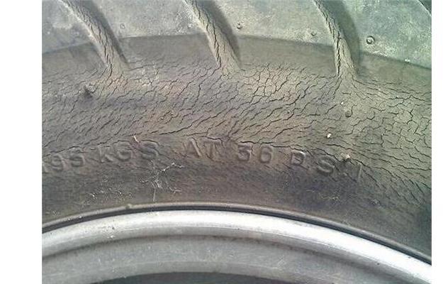 轮胎老化裂纹更换标准图片?轮胎有裂纹怎样判断要不要换 轮胎老化裂纹更换标准图片?轮胎有裂纹怎样判断要不要换