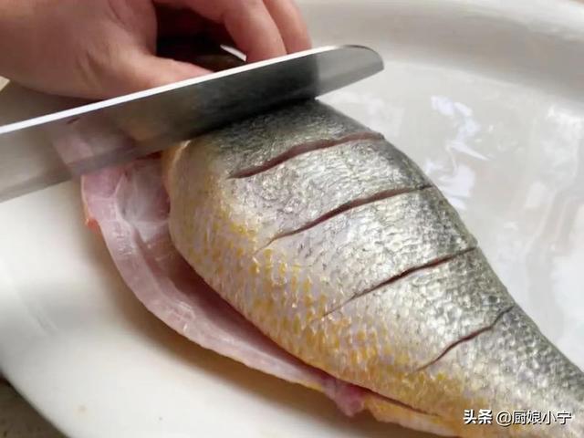 怎么样煎鱼不粘锅？煎鱼不粘锅不破皮的正确做法