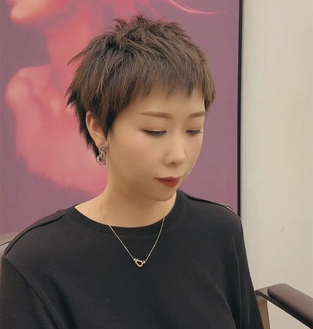 新潮短发发型女图片？最新款时尚超短发