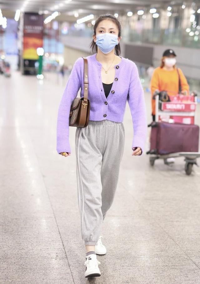 灰色裤子配什么上衣好看？好看的灰色裤子搭配图片