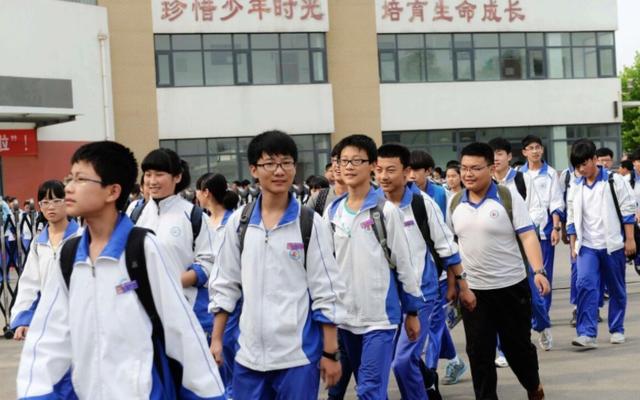 中学生发型图片男生？男生的发型标准帅气