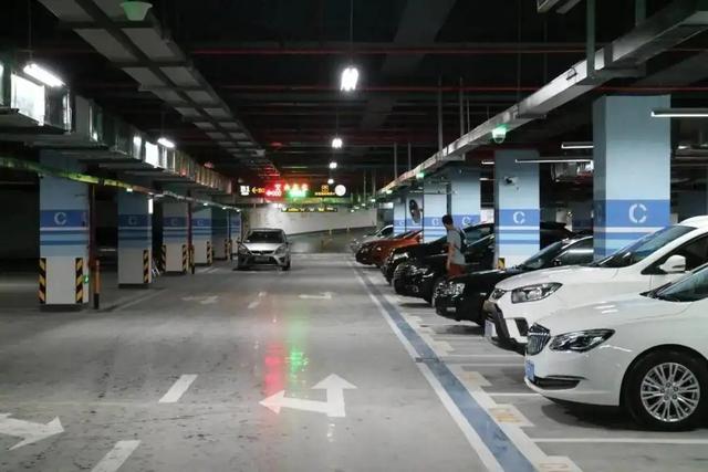 开车开空调耗油吗还是省油？车辆长时间怠速开空调油耗及危害