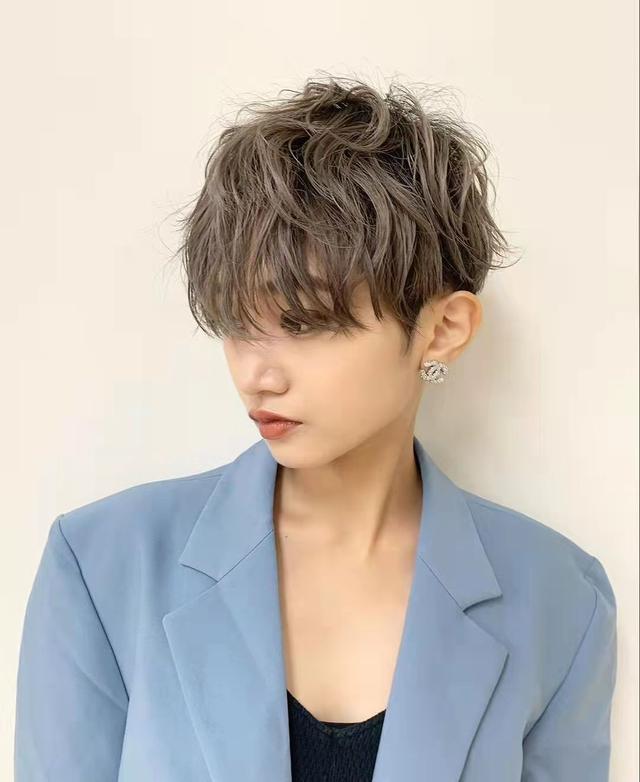 纹理烫发型图片女？减龄短发烫卷发型图片