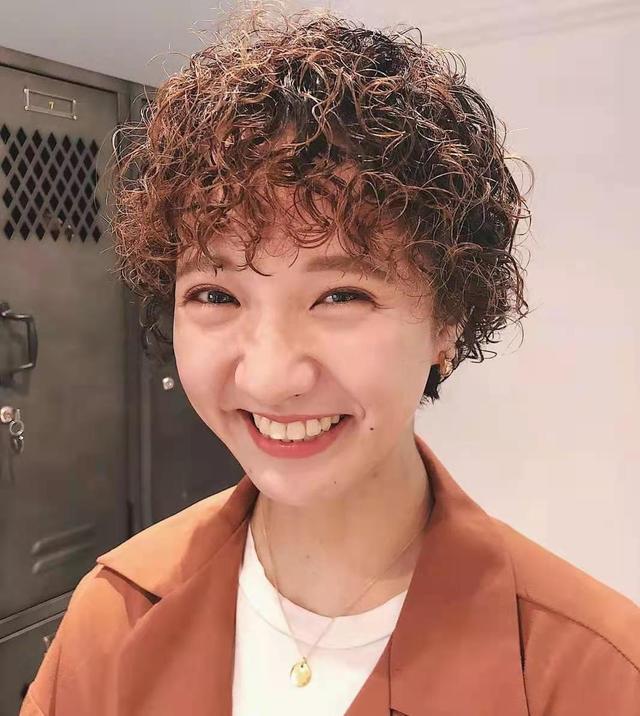 短发烫发最新发型女图片？最流行的纹理烫短发