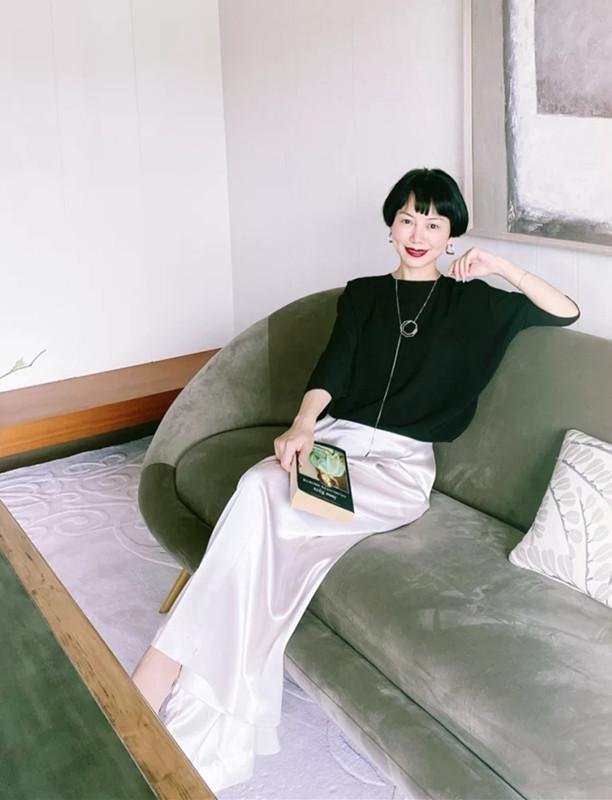 蘑菇头发型图片女短发？博主蘑菇头配优雅穿搭