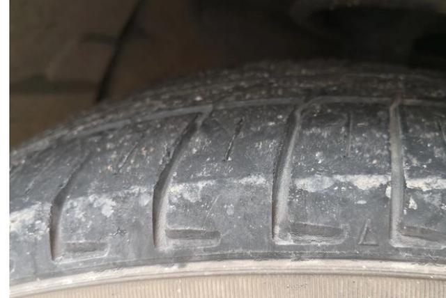 轮胎老化裂纹更换标准图片?轮胎有裂纹怎样判断要不要换 轮胎老化裂纹更换标准图片?轮胎有裂纹怎样判断要不要换