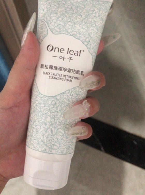叶子洗面奶好用吗?分享深层清洁控油收缩毛孔氨基酸 叶子洗面奶好用吗?分享深层清洁控油收缩毛孔氨基酸